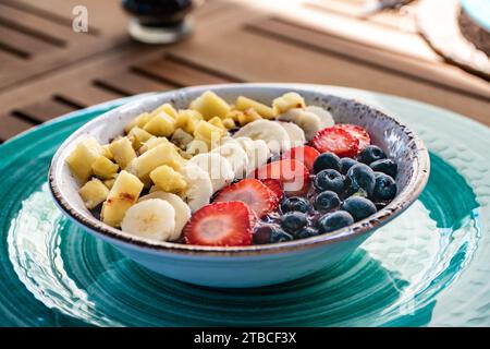 immagine ravvicinata di una ciotola riempita con gelato all'acai fresco e condita con frutta fresca Foto Stock