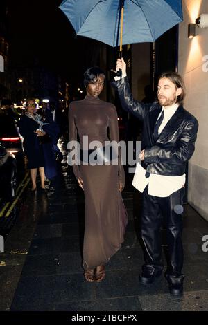 Londra, Francia. 4 dicembre 2023. Anok Yai prima dei British Fashion Awards il 4 dicembre 2023 al Londoner Hotel di Londra, Regno Unito. (Foto di Florian Boggia/ÙPtertainment/Sipa USA) credito: SIPA USA/Alamy Live News Foto Stock