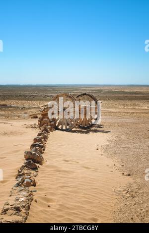 Vecchi carrelli di legno vicino alla fortezza di Ayaz Qala nel deserto di Kyzylkum, Uzbekistan Foto Stock