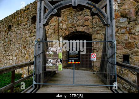 Chiuso a causa di misure di sicurezza, rovine del castello di Kronoberg (Kronobergs slottsruin), Växjö, Smaland, Kronobergs län, Svezia, 15 agosto 2023. Foto Stock