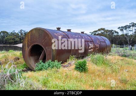 Una caldaia arrugginita abbandonata. Victoria, Australia. Foto Stock