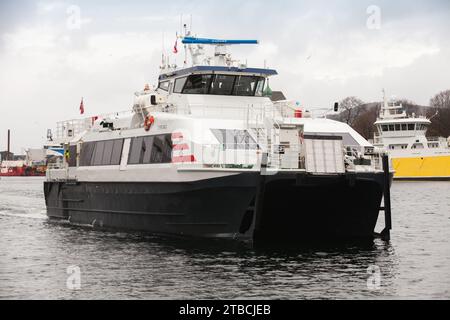 Bergen, Norvegia - 17 dicembre 2017: Il traghetto passeggeri Tyrving entra nel porto di Bergen Foto Stock