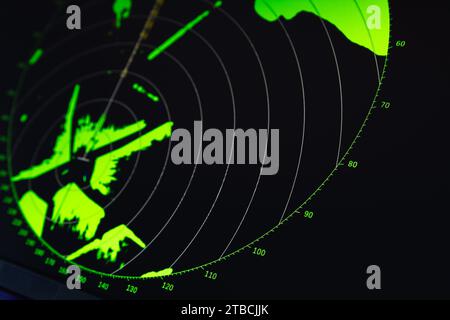 Schermo radar con indicazione digitale verde su sfondo nero, foto ravvicinata con struttura pixel e soft focus selettivo Foto Stock