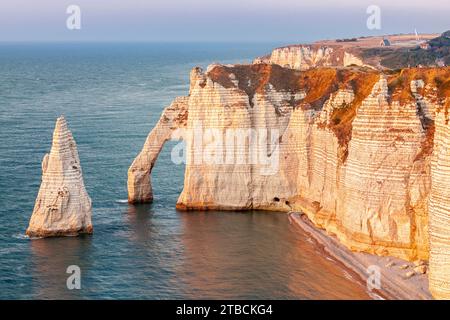 Falaise d'aval, Étretat, Seine-Maritime, Haute-Normandie, Francia Foto Stock