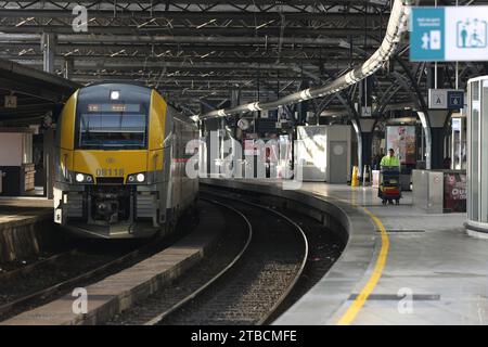 Bruxelles, Belgio. 6 dicembre 2023. Un treno è raffigurato in una stazione ferroviaria di Bruxelles, Belgio, 6 dicembre 2023. Il viaggio delle persone è influenzato in alcune parti del Belgio a causa di uno sciopero di 48 ore da parte dei membri del personale del sistema ferroviario. Crediti: Zhao Dingzhe/Xinhua/Alamy Live News Foto Stock