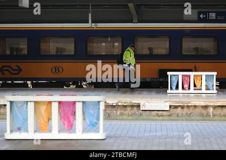 Bruxelles, Belgio. 6 dicembre 2023. Un membro del personale cammina sul binario di una stazione ferroviaria di Bruxelles, Belgio, 6 dicembre 2023. Il viaggio delle persone è influenzato in alcune parti del Belgio a causa di uno sciopero di 48 ore da parte dei membri del personale del sistema ferroviario. Crediti: Zhao Dingzhe/Xinhua/Alamy Live News Foto Stock