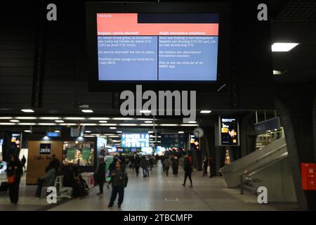 Bruxelles, Belgio. 6 dicembre 2023. I messaggi di configurazione dei servizi alternativi sono visualizzati su uno schermo in una stazione ferroviaria di Bruxelles, Belgio, 6 dicembre 2023. Il viaggio delle persone è influenzato in alcune parti del Belgio a causa di uno sciopero di 48 ore da parte dei membri del personale del sistema ferroviario. Crediti: Zhao Dingzhe/Xinhua/Alamy Live News Foto Stock