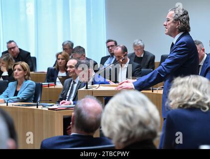 Magonza, Germania. 6 dicembre 2023. Joachim Streit (r), leader del gruppo parlamentare dei liberi elettori (FW), interviene durante la sessione speciale del parlamento statale della Renania-Palatinato. Il parlamento sta discutendo il tema "ruolo e responsabilità del Ministro Presidente e della Cancelleria di Stato nell'influenzare la segnalazione dei media indipendenti”. Crediti: Arne Dedert/dpa/Alamy Live News Foto Stock