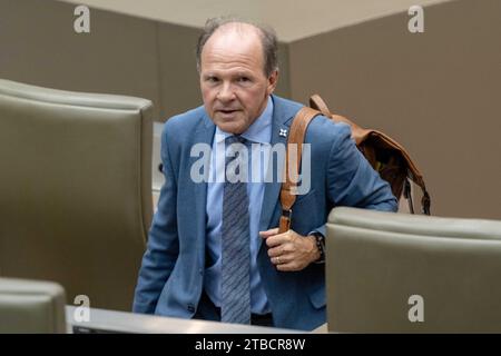 Bruxelles, Belgio. 6 dicembre 2023. Philippe Muyters di N-va è raffigurato durante una sessione plenaria del Parlamento fiammingo, mercoledì 06 dicembre 2023 a Bruxelles. BELGA PHOTO JONAS ROOSENS Credit: Belga News Agency/Alamy Live News Foto Stock