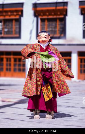 Danza Cham eseguita da un monaco al tempio Ladakh Jo Khang, Leh, Ladakh, India Foto Stock