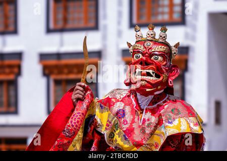 Danza Cham eseguita da un monaco al tempio Ladakh Jo Khang, Leh, Ladakh, India Foto Stock