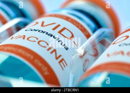 Flaconi con vaccino sars-COV-2. Concetto di medicina e pandemia di coronavirus. Primo piano Foto Stock