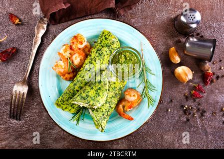 Pancake di spinaci con formaggio e gamberetti fritti Foto Stock