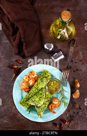 Pancake di spinaci con formaggio e gamberetti fritti Foto Stock