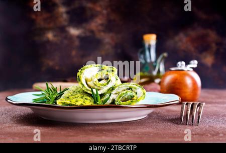 Pancake di spinaci con formaggio e gamberetti fritti Foto Stock