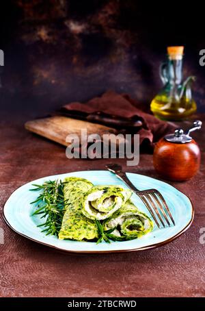 Pancake di spinaci con formaggio e gamberetti fritti Foto Stock