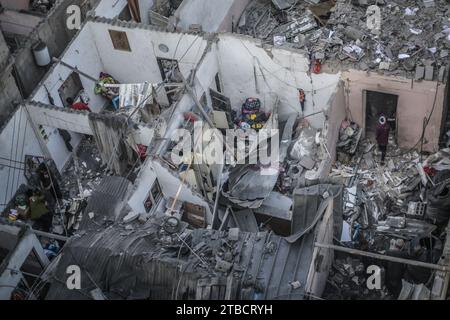 Khan Younis, territori palestinesi. 6 dicembre 2023. I palestinesi ispezionano la distruzione a seguito di un attacco aereo israeliano sul quartiere di al-Amal a Khan Younis. Credito: Ahmed Zakot/dpa/Alamy Live News Foto Stock