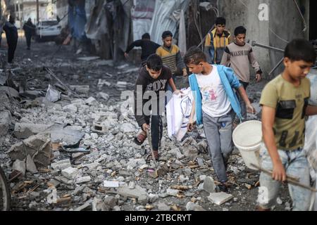 Khan Younis, territori palestinesi. 6 dicembre 2023. I palestinesi ispezionano la distruzione a seguito di un attacco aereo israeliano sul quartiere di al-Amal a Khan Younis. Credito: Ahmed Zakot/dpa/Alamy Live News Foto Stock