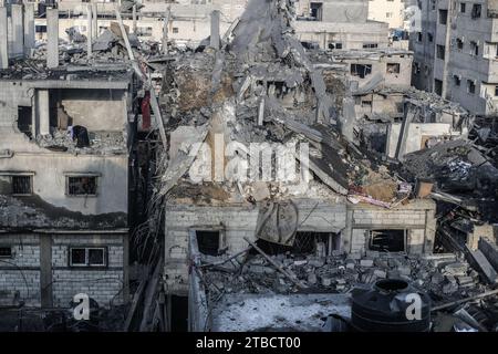 Khan Younis, territori palestinesi. 6 dicembre 2023. Una visione generale della distruzione a seguito di un attacco aereo israeliano sul quartiere di al-Amal a Khan Younis. Credito: Ahmed Zakot/dpa/Alamy Live News Foto Stock