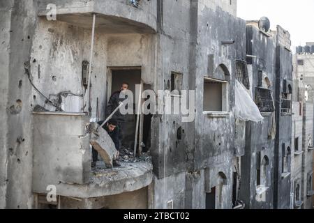 Khan Younis, territori palestinesi. 6 dicembre 2023. I palestinesi ispezionano la distruzione a seguito di un attacco aereo israeliano sul quartiere di al-Amal a Khan Younis. Credito: Ahmed Zakot/dpa/Alamy Live News Foto Stock