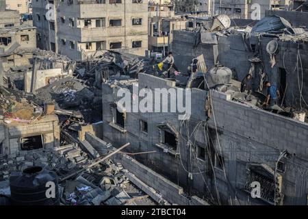 Khan Younis, territori palestinesi. 6 dicembre 2023. I palestinesi ispezionano la distruzione a seguito di un attacco aereo israeliano sul quartiere di al-Amal a Khan Younis. Credito: Ahmed Zakot/dpa/Alamy Live News Foto Stock