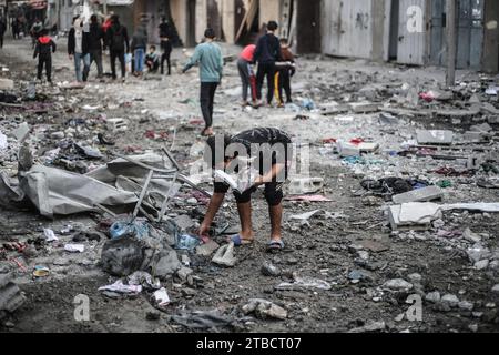 Khan Younis, territori palestinesi. 6 dicembre 2023. I palestinesi ispezionano la distruzione a seguito di un attacco aereo israeliano sul quartiere di al-Amal a Khan Younis. Credito: Ahmed Zakot/dpa/Alamy Live News Foto Stock