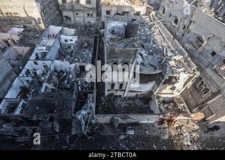 Khan Younis, territori palestinesi. 6 dicembre 2023. Una visione generale della distruzione a seguito di un attacco aereo israeliano sul quartiere di al-Amal a Khan Younis. Credito: Ahmed Zakot/dpa/Alamy Live News Foto Stock