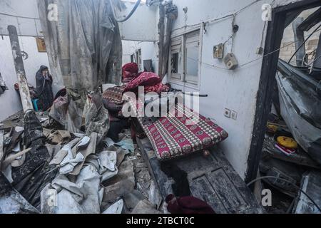 Khan Younis, territori palestinesi. 6 dicembre 2023. Una donna palestinese ispeziona la distruzione a seguito di un attacco aereo israeliano sul quartiere di al-Amal a Khan Younis. Credito: Ahmed Zakot/dpa/Alamy Live News Foto Stock