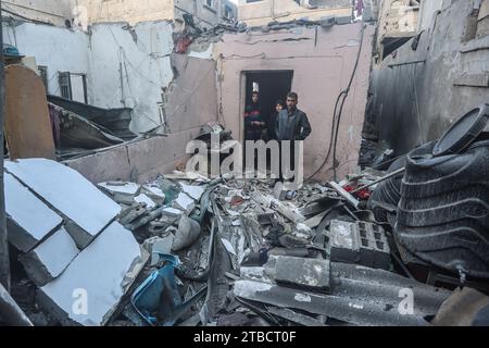 Khan Younis, territori palestinesi. 6 dicembre 2023. I palestinesi ispezionano la distruzione a seguito di un attacco aereo israeliano sul quartiere di al-Amal a Khan Younis. Credito: Ahmed Zakot/dpa/Alamy Live News Foto Stock