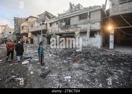 Khan Younis, territori palestinesi. 6 dicembre 2023. I palestinesi ispezionano la distruzione a seguito di un attacco aereo israeliano sul quartiere di al-Amal a Khan Younis. Credito: Ahmed Zakot/dpa/Alamy Live News Foto Stock