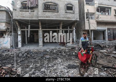 Khan Younis, territori palestinesi. 6 dicembre 2023. Un uomo palestinese ispeziona la distruzione a seguito di un attacco aereo israeliano sul quartiere di al-Amal a Khan Younis. Credito: Ahmed Zakot/dpa/Alamy Live News Foto Stock