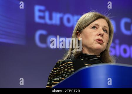 Bruxelles, regione Bruxelles-capitale, Belgio. 6 dicembre 2023. Il vicepresidente della Commissione europea per i valori e la trasparenza vera Jourova interviene in una conferenza stampa sulle iniziative per la lotta all'odio nell'Unione europea (UE) e su un pacchetto di misure relative ai diritti di cittadinanza dell'UE a seguito della riunione settimanale del collegio della commissione dell'UE a Bruxelles, in Belgio, 6 dicembre 2023. Crediti: ZUMA Press, Inc./Alamy Live News Foto Stock