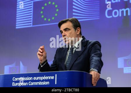 Bruxelles, regione Bruxelles-capitale, Belgio. 6 dicembre 2023. Margaritis Schinas, vicepresidente della Commissione europea responsabile della tutela dello stile di vita europeo, interviene in una conferenza stampa sulle iniziative per combattere l'odio nell'Unione europea (UE) e su un pacchetto di misure riguardanti i diritti di cittadinanza dell'Unione europea in seguito alla riunione settimanale del collegio della commissione europea tenutasi a Bruxelles, Belgio, 6 dicembre 2023. Crediti: ZUMA Press, Inc./Alamy Live News Foto Stock