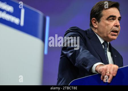 Bruxelles, regione Bruxelles-capitale, Belgio. 6 dicembre 2023. Margaritis Schinas, vicepresidente della Commissione europea responsabile della tutela dello stile di vita europeo, interviene in una conferenza stampa sulle iniziative per combattere l'odio nell'Unione europea (UE) e su un pacchetto di misure riguardanti i diritti di cittadinanza dell'Unione europea in seguito alla riunione settimanale del collegio della commissione europea tenutasi a Bruxelles, Belgio, 6 dicembre 2023. Crediti: ZUMA Press, Inc./Alamy Live News Foto Stock