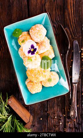 cotolette di salmone su piatto blu, cibo dietetico Foto Stock