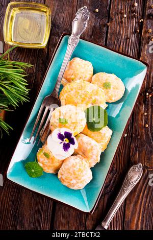 cotolette di salmone su piatto blu, cibo dietetico Foto Stock