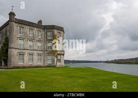 Casa Plas Newydd affacciata sullo stretto di Menai su Ynys Mon (Anglesey) nel Galles del Nord. Foto Stock