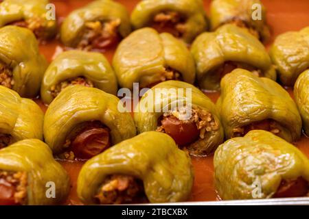 Peperoni ripieni su piatto del ristorante Foto Stock