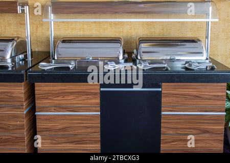 Il ristorante dell'hotel apre a buffet con attrezzature per piatti caldi self-service Foto Stock