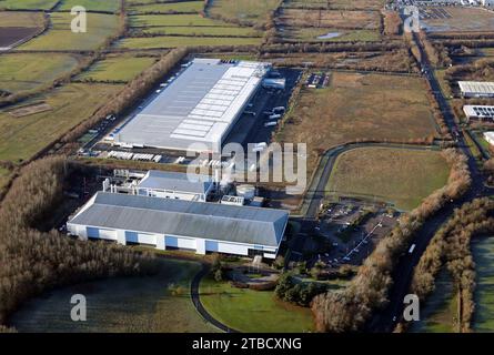 Vista aerea del Lidl Distribution Centre e dell'edificio del produttore di elettronica II-vi a Newton Aycliffe, County Durham Foto Stock