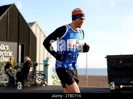 Kevin Sinfield durante la sesta giornata del 7 in 7 Challenge a Brighton e Hove. Da quando ha iniziato la sua missione ultra-maratona nel 2020, il 43enne ha raccolto più di 8 milioni di sterline per aiutare a finanziare la ricerca e aiutare coloro che soffrono di questa malattia, e ha promesso che continuerà a intraprendere la sua missione di maratona fino a quando non sarà trovata una cura. Data foto: Mercoledì 6 dicembre 2023. Foto Stock