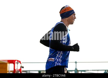 Kevin Sinfield durante la sesta giornata del 7 in 7 Challenge a Brighton e Hove. Da quando ha iniziato la sua missione ultra-maratona nel 2020, il 43enne ha raccolto più di 8 milioni di sterline per aiutare a finanziare la ricerca e aiutare coloro che soffrono di questa malattia, e ha promesso che continuerà a intraprendere la sua missione di maratona fino a quando non sarà trovata una cura. Data foto: Mercoledì 6 dicembre 2023. Foto Stock