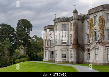 Casa Plas Newydd affacciata sullo stretto di Menai su Ynys Mon (Anglesey) nel Galles del Nord. Foto Stock