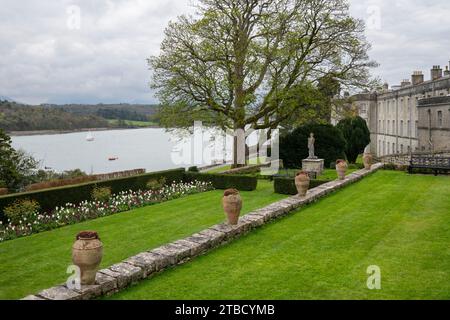 Casa Plas Newydd affacciata sullo stretto di Menai su Ynys Mon (Anglesey) nel Galles del Nord. Foto Stock