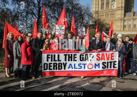 Londra, Regno Unito. 6 dicembre 2023. Dame Margaret Beckett DBE (a sinistra dello striscione), parlamentare laburista per Derby South, sostiene una protesta organizzata dall'Unione Unite a Westminster. La fabbrica di Alstom, che è la più grande del Regno Unito e ha fatto treni a Derby per 180 anni, è a rischio e vi è preoccupazione che lo stabilimento, che impiega 2.000 dipendenti, possa licenziare i lavoratori a causa di una carenza di ordini per nuove flotte ferroviarie. Crediti: Imageplotter/Alamy Live News Foto Stock