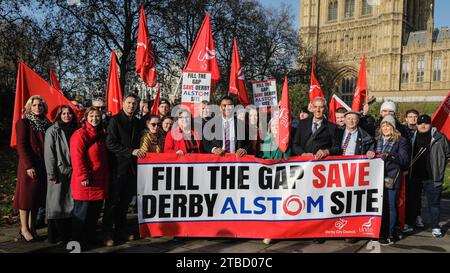 Londra, Regno Unito. 6 dicembre 2023. Dame Margaret Beckett DBE (a sinistra dello striscione), parlamentare laburista per Derby South, sostiene una protesta organizzata dall'Unione Unite a Westminster. La fabbrica di Alstom, che è la più grande del Regno Unito e ha fatto treni a Derby per 180 anni, è a rischio e vi è preoccupazione che lo stabilimento, che impiega 2.000 dipendenti, possa licenziare i lavoratori a causa di una carenza di ordini per nuove flotte ferroviarie. Crediti: Imageplotter/Alamy Live News Foto Stock