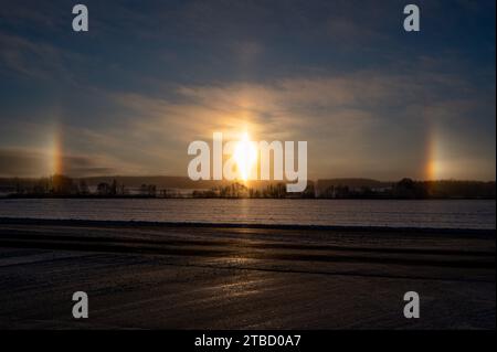 Fredda giornata invernale con sole e alone Foto Stock