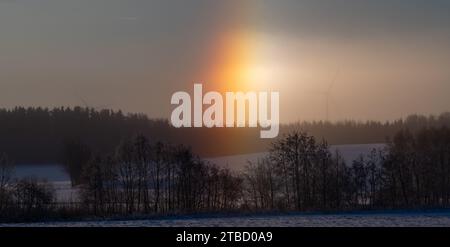 Fredda giornata invernale con sole e alone Foto Stock