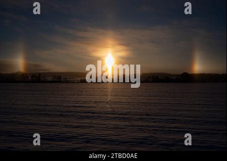 Fredda giornata invernale con sole e alone Foto Stock