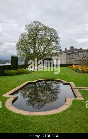 Casa Plas Newydd affacciata sullo stretto di Menai su Ynys Mon (Anglesey) nel Galles del Nord. Foto Stock